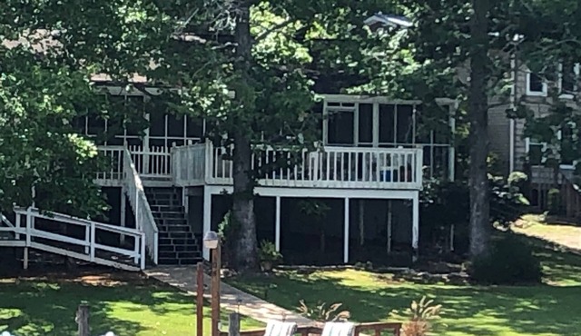 Relaxing lakefront Cabin on Lake Martin