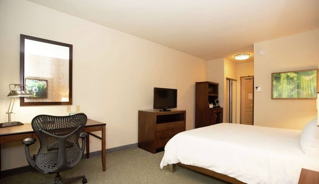 Relaxing Pet-Friendly Room Near Attractions with Easy Access to Nearby Dining