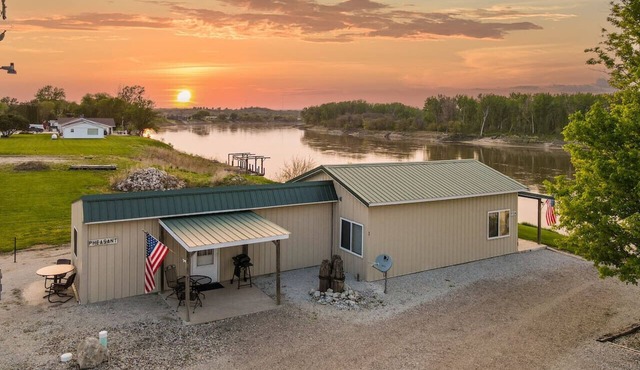 Relaxing Riverfront Cabin Retreat | Ideal for Hunters & Fishermen in Decatur
