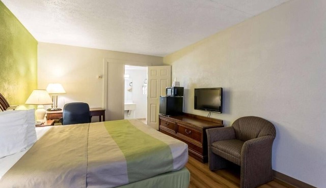 Relaxing Room Near Ripken Stadium w/On-Site Restaurant in Edgewood