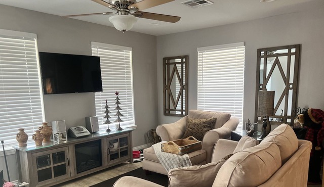 Relaxing sweet peaceful 2 bedroom 1.5 bathroom bungalow