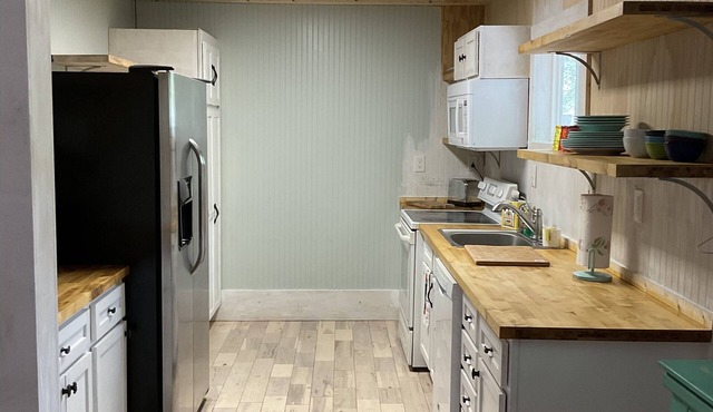 remodeled cottage close to downtown and park 7 miles two beach