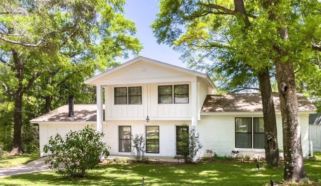Remodeled historical cottage w/firepit, super close to great beaches. in Milton