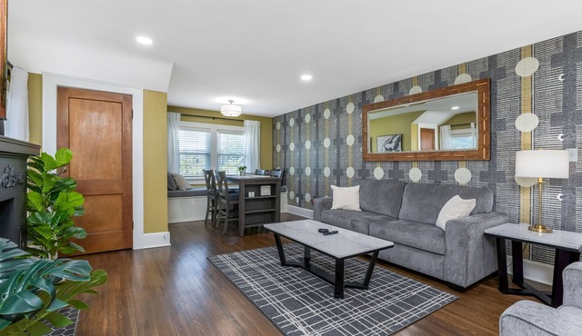 Remodeled second-floor home in Columbus' central Clintonville - close to it all! in Columbus