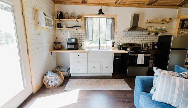 Renovated 1940's Grocery Store- Oliver Height's Tiny Home