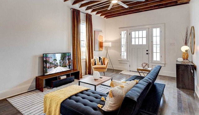 Renovated 3BR LGD home near Magazine St. Walk to cafés, streetcar to FQ & Dome.