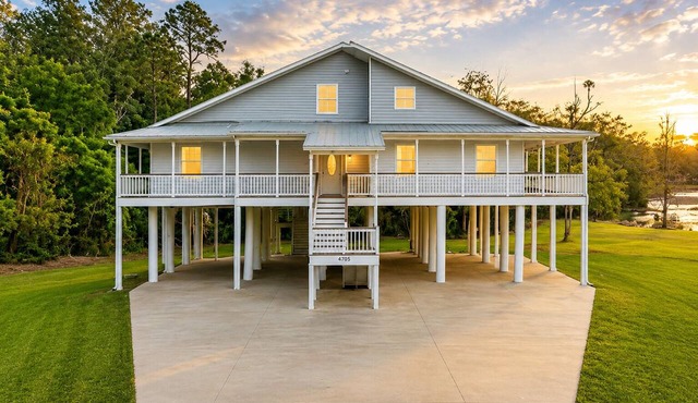 River & Beach Getaway Stylish 3BR in D'Iberville