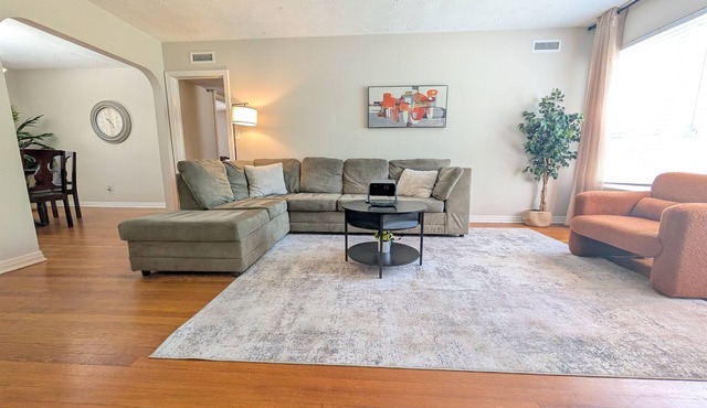 Riverside 2BR w/Projector Near Five Points