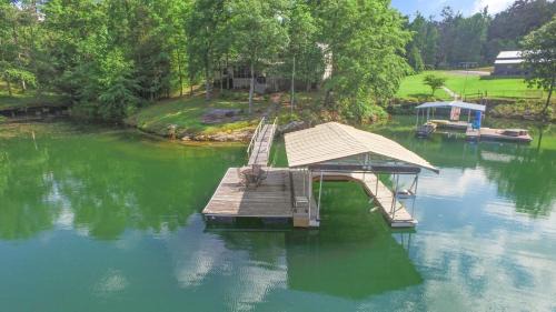 Rocking W - Screened In Porch And Lakeside Fire Pit!