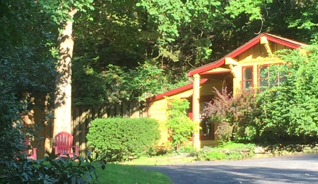 Romantic, 1 bedroom cottage walking distance to downtown, pet friendly, private. in Eureka Springs