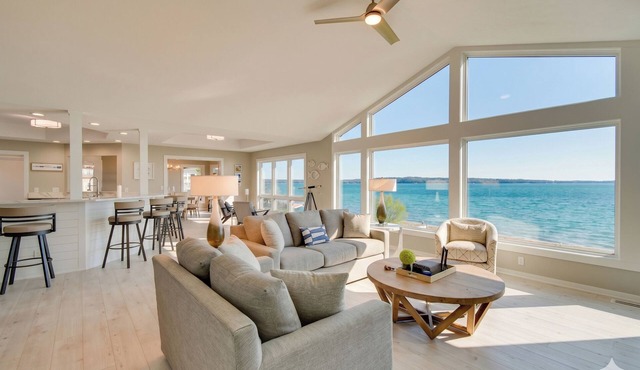 Rooftop Deck, Bay Views! Traverse City Penthouse
