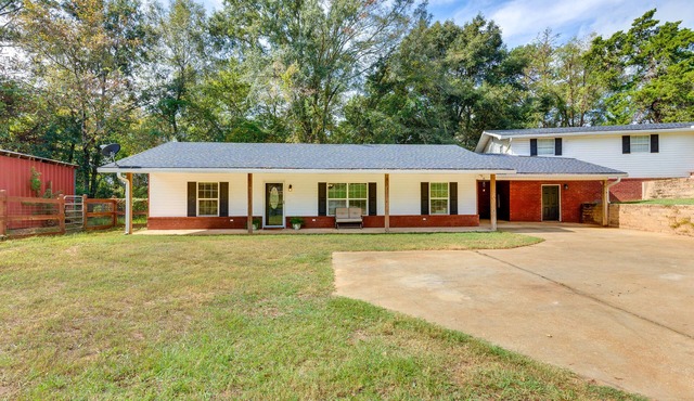 Rural Retreat w/Covered Porch Near Jackson
