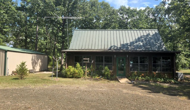 Rustic cabin Broaddus, Tx. 1m to Powell Park Marina Lake Sam Rayburn