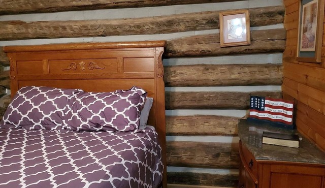 Rustic cabin in peaceful Galax with WiFi, AC in Galax