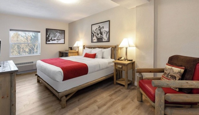 Rustic Lodge w/Heated Pool & Ski-in/Ski-out Access & Golfing- Perfect Retreat!