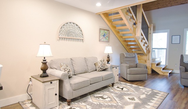 Rustic Retreat 3Bed/3Ba Walk In Quiet Close to Lake TaneyComo & The Landing