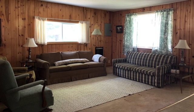 Rustic Retro Cottage w/ Fire Pit 1 block from Sandy Beach. S’mores Included.