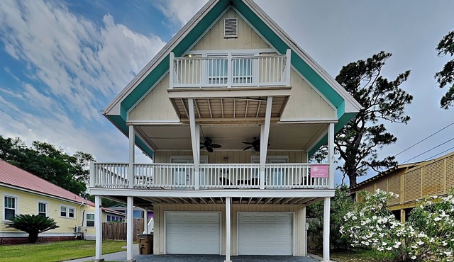 Sandys Beach House | Pet Friendly, Close to Beach!