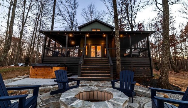 Scenic Bluffside Tiny Home Retreat with Kid-Friendly Loft near South Cumberland in Monteagle, Tennessee in Monteagle