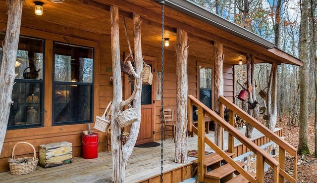 Secluded Cabin with Barbecue in Mentore, Alabama