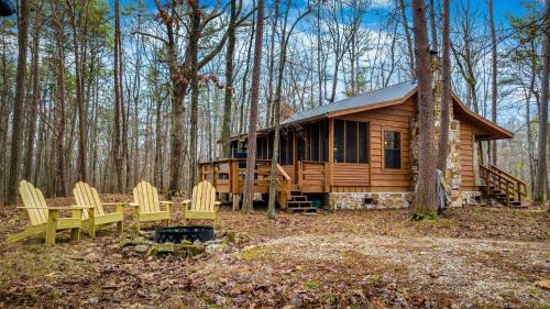 Secluded Cabin with Barbecue in Mentore, Alabama