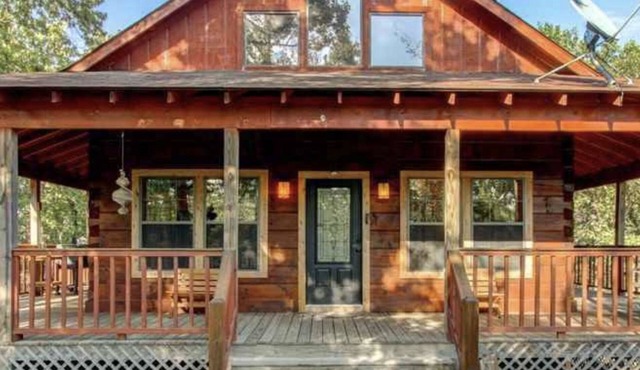 Secluded Log Cabin, Mountain Top, Hot Tub, Pool Table, 5 Miles From Downtown