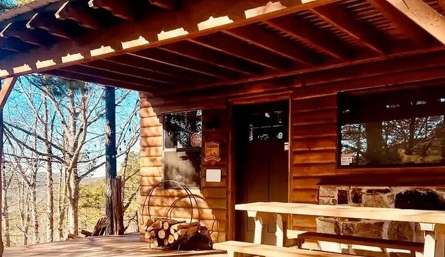 Secluded mountain top cabin with amazing views and hot tub!