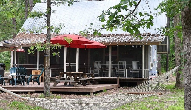Secluded, Sam Rayburn Lakefront Cabin. Perfect Getaway for Hunters and Anglers.