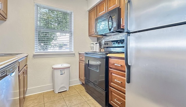 Serene 2-bedroom corporate apartment with AC in Metairie Prime location