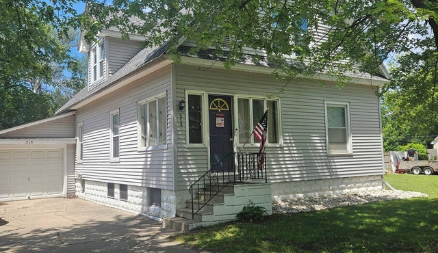 Serene 4-bedroom house with AC in Spring Lake with old fashioned charm.