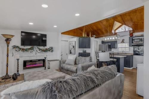 Serene Bayou Camp - Spacious 3BR Home w Loft