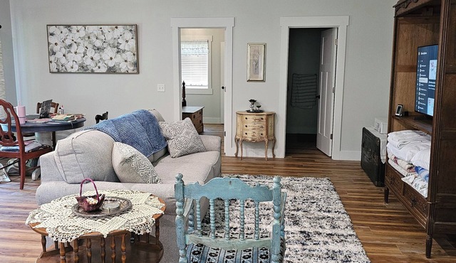 Serene cottage on 6 acres in Lynchburg, close to Jack Daniels distillery.