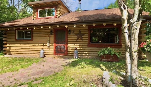 Shaky Jack’s Cabin - Secluded log cabin close to lovely Sault Ste. Marie