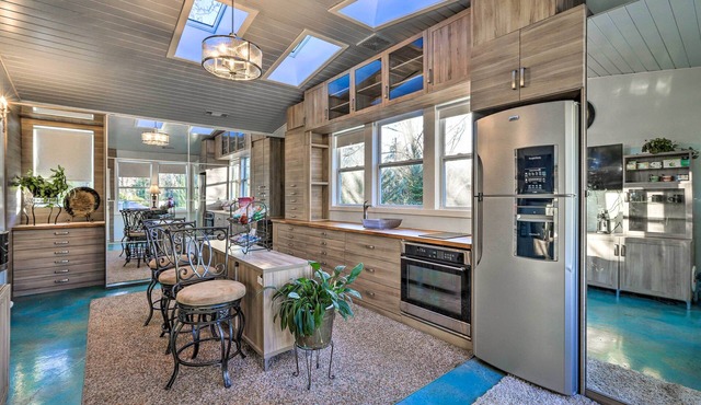 Sleek Fayetteville Home < 1 Mi to City Center
