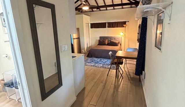 Sleep well in our charming cottage in Eustis with cool AC.