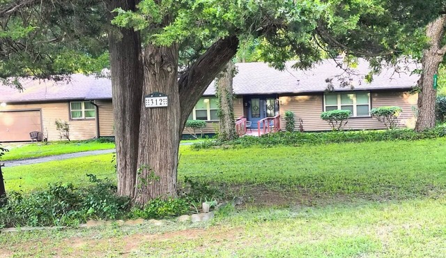 Sleeps 10 on 1.3 acres @ Lake T 1 mi fr st park and Honey Made! in Wills Point