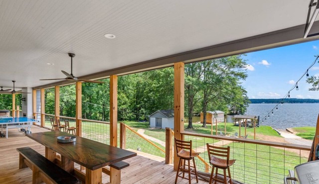 Sleeps 24, HGTV Quality, Private Cul-de-sac Lakehouse on Lake Claiborne