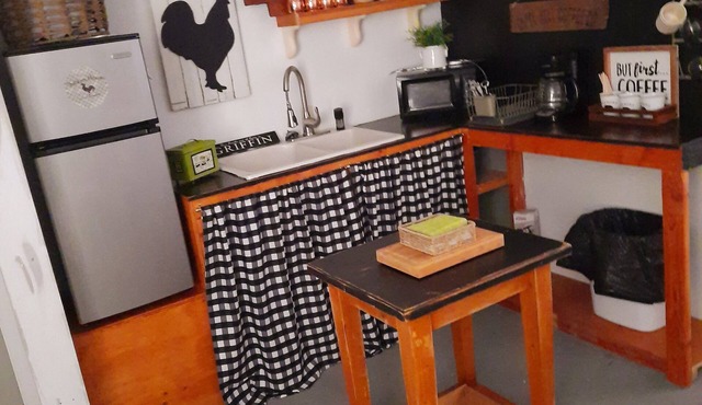 Southern cabin, bunkhouse, pet friendly close to town yet completely secluded! in Griffin