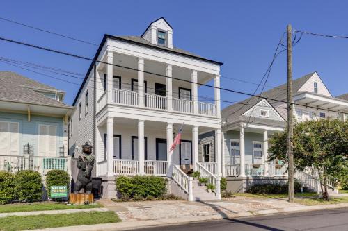 Southern Colonial Escape w/Pool in NOLA!