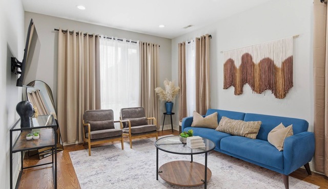 Spacious 2 bedroom Apt + FREE Parking, Close to Downtown in Chicago