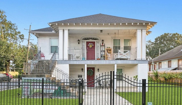 Spacious 3-Bedroom Uptown House – Steps to Streetcar & Downtown