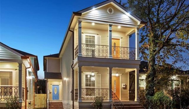 Spacious 3BR Mid-City stay 0.9 mi to Superdome. 2 kings, 1 queen, chef’s kitchen, Wi-Fi, steps to streetcar.