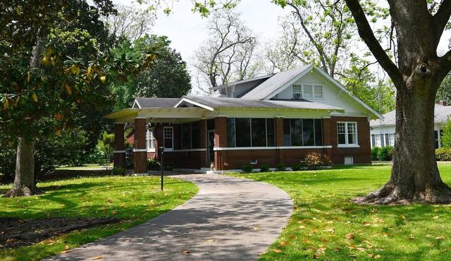 Spacious 4-bedroom house with WiFi and lake views in historic Lake Providence