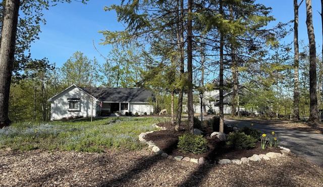 Spacious 4-bedroom house with Stadium-Views of Birchwood Farms Golf