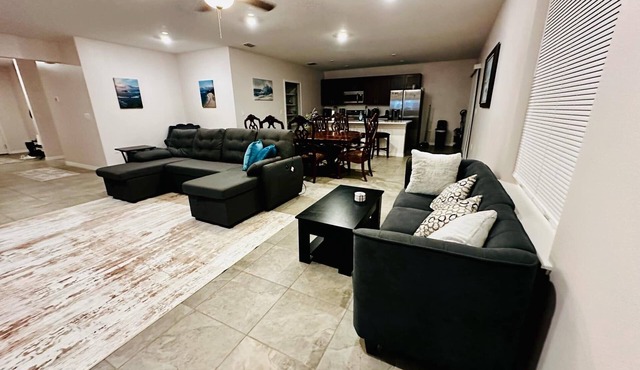 Spacious 4-bedroom house in fantastic DeLand with WiFi, AC