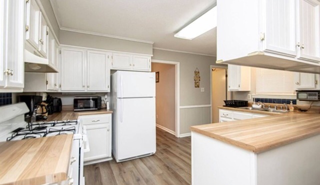 Spacious 4BR Home: Pet Friendly 20 min to Downtown