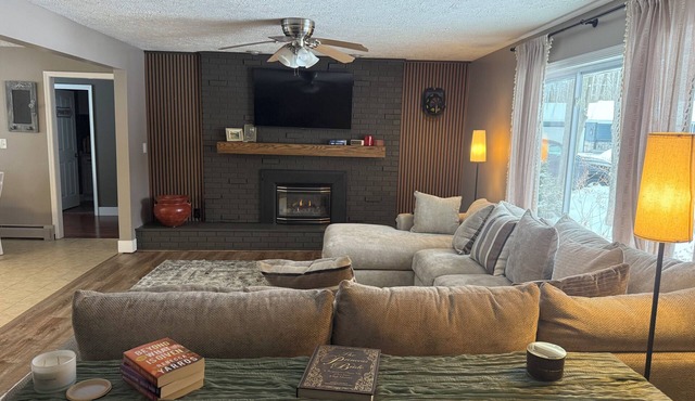 Spacious 5-bed Retreat Near Houghton Lake – Sleeps 10