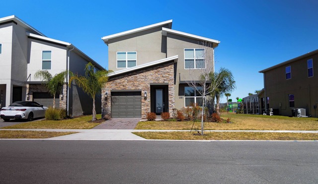 Spacious 5-bedroom 5bath house in serene Davenport with AC, Heating and Pool