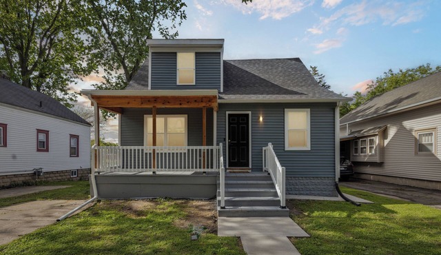 Spacious 5-bedroom building with WiFi, AC in fabulous Lansing