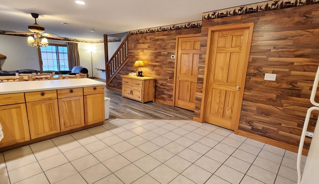 SPACIOUS AND COZY VILLA LOCATED ON RESORT WALKING DISTANCE FROM STARVED ROCK in Oglesby